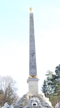 An egyptian-style obelisk in Schönbrunn. Hieroglyphics are visible along the structure.